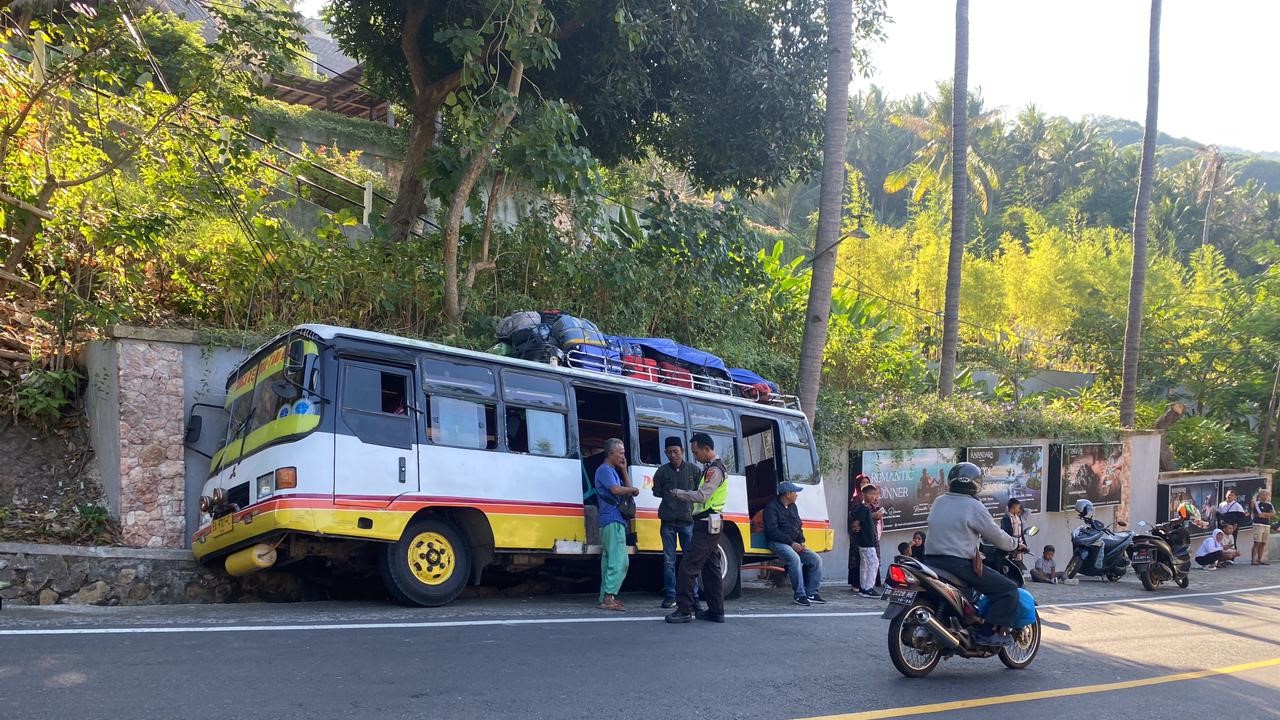 Kecelakaan Tunggal Mikrobus di Senggigi