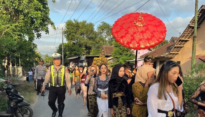 Meriahnya Tradisi Nyongkolan di Lombok Barat, Polsek Sekotong Kawal Keamanan Arak-arakan Pengantin Adat Sasak