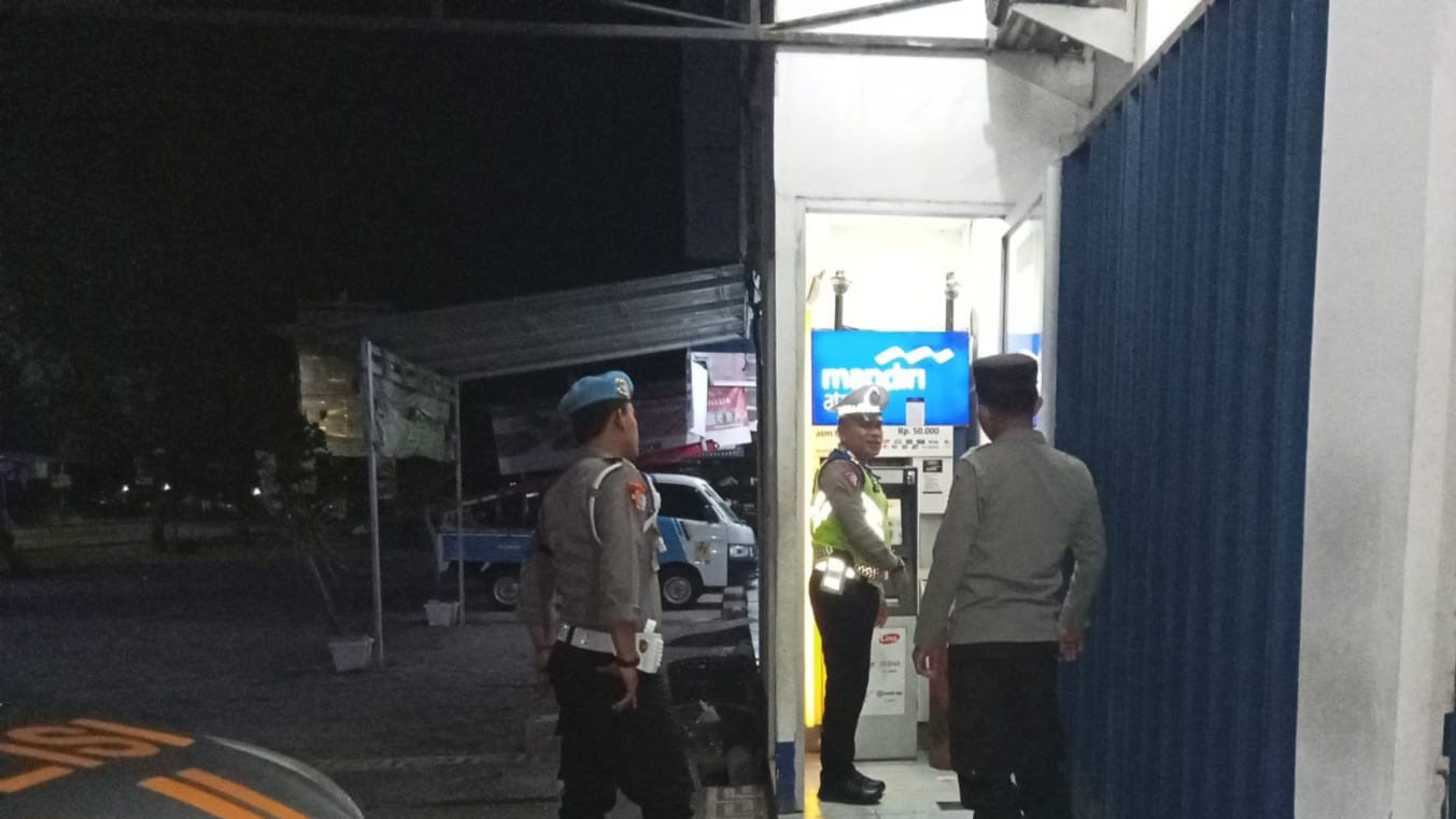 Patroli Dini Hari Polsek Kediri Jaga Ketat Keamanan ATM dan Pompa Bensin