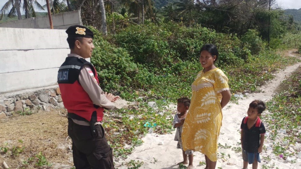 Patroli dan Silaturahmi Polsek Sekotong di Pos Pantau Pulau Sepatang