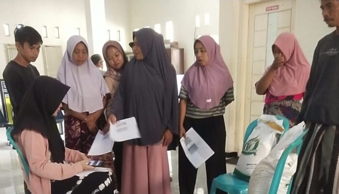 Sukseskan Penyaluran Bantuan Beras CBP 2024 di Desa Bajur, Upaya Pemerintah dan Polsek Labuapi