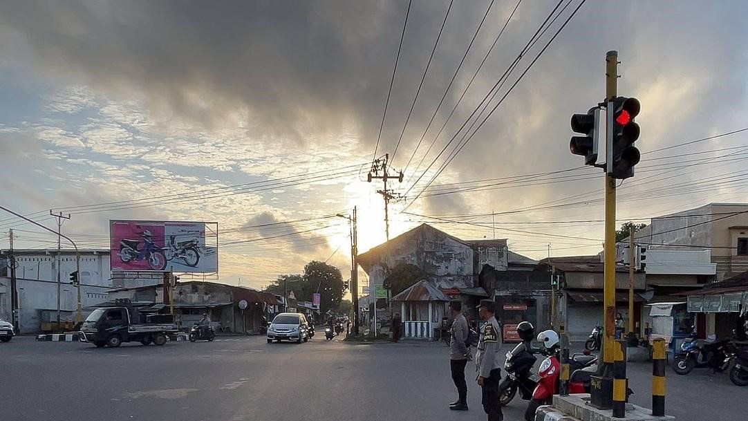 Polsek Gerung Polres Lombok Barat Giatkan Pengamanan Lalu Lintas Pagi Hari di Titik Rawan
