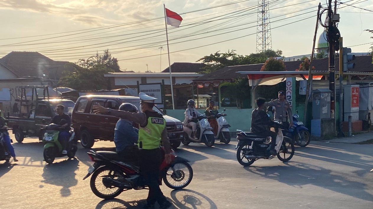 Polsek Kediri Siaga Atasi Kemacetan, Jaga Kamseltibcar Lalin di Simpang 4