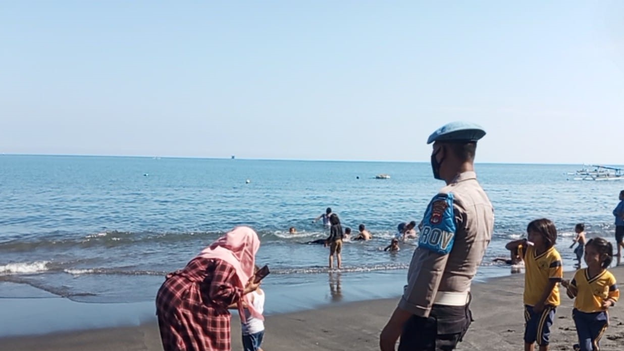 Polsek Lembar Tingkatkan Keamanan Wisata Pantai Cemara di Akhir Pekan