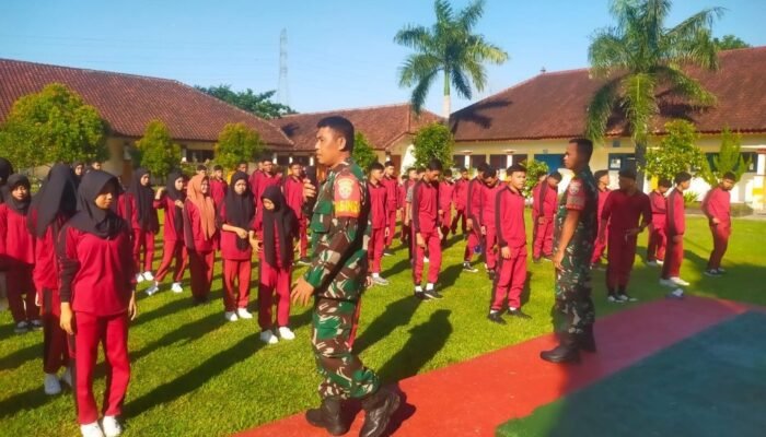 Kolaborasi TNI dan Pendidikan: SMKN 2 Lingsar Fokus Bentuk Karakter Siswa dengan Pembekalan Disiplin dan PBB