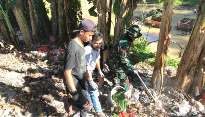 Babinsa dan Komunitas BEBERUQ Bersihkan Sampah di Jalan Bile Tepung Desa Sesela