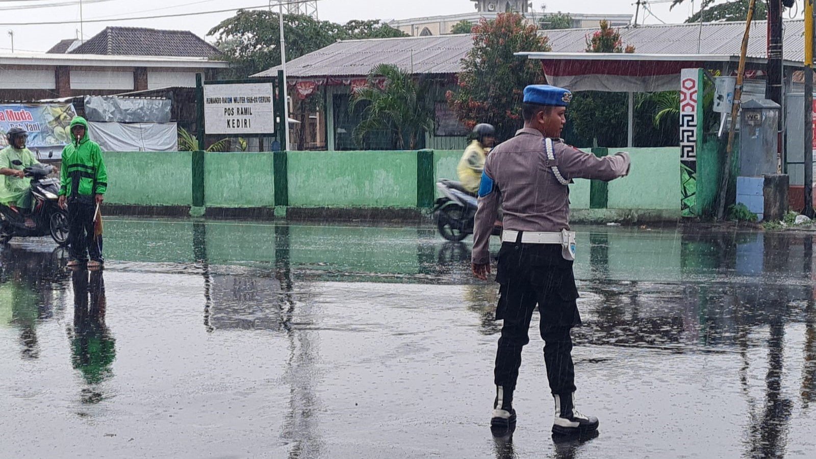 Kesigapan Polsek Kediri, Atur Lalu Lintas Meski Hujan Deras