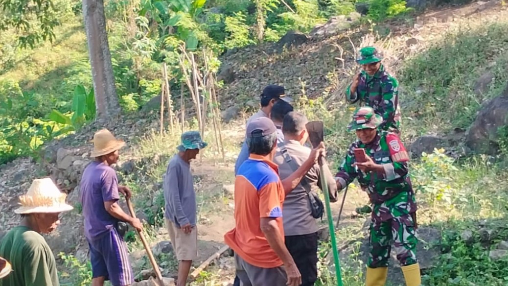 Pembukaan Jalur Baru di Gunung Sasak, Sinergi TNI-Polri dan Petani Hutan