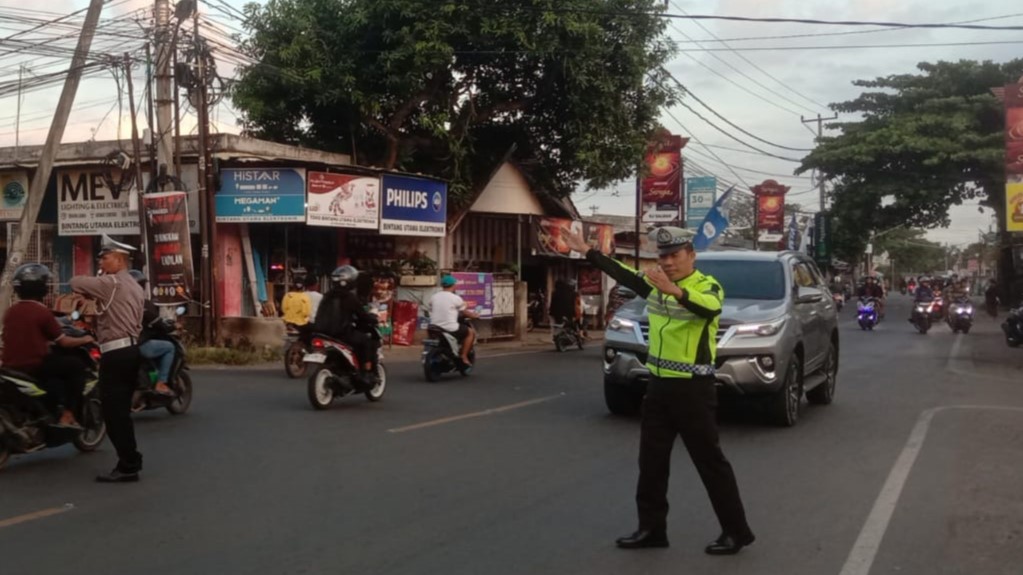 Polsek Batulayar Atasi Kemacetan Senggigi dengan Gatur Sore