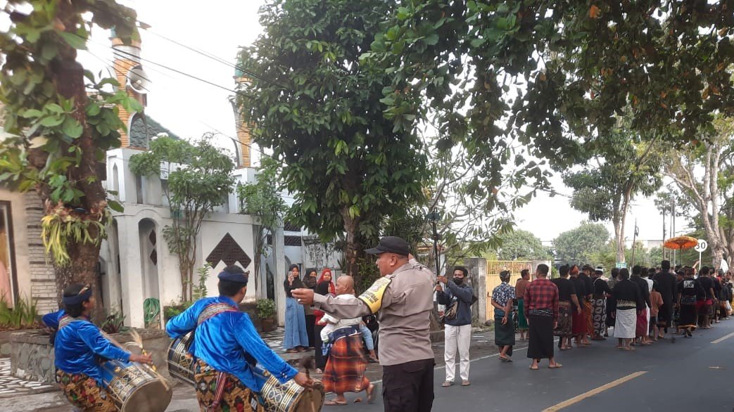 Ratusan Warga Ramaikan Nyongkolan di Bagek Polak Barat