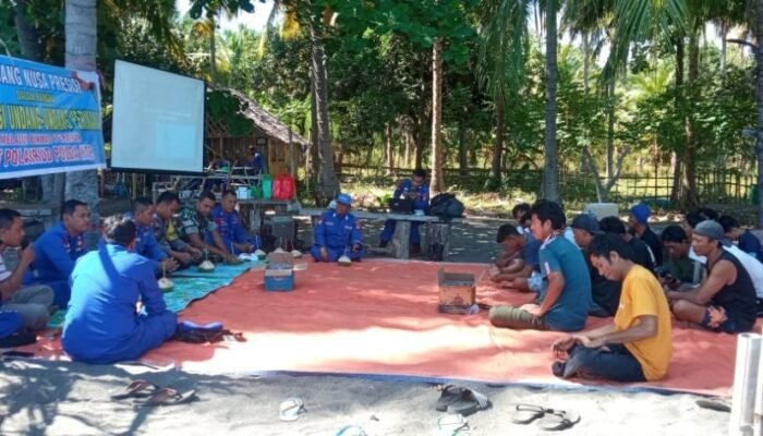 Kolaborasi Polri dan TNI di Dusun Kerakas: Sosialisasi Undang-Undang Perikanan Demi Kelestarian Laut