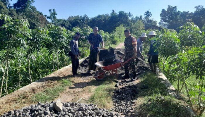 Babinsa Lembar Kawal Pembangunan Jalan, Warga Petak Semangat Menyambut Perubahan