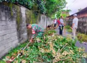 Aksi Peduli Lingkungan: Babinsa dan Warga Monjok Timur Bersihkan Jalan dengan Semangat Gotong Royong