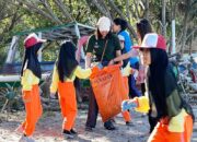 Sinergi Lingkungan: Aruna Senggigi dan SDN 1 Sesela Bersihkan Pantai Bersama