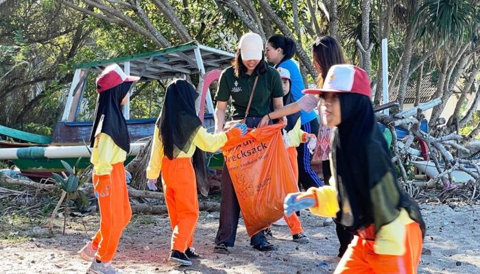 Sinergi Lingkungan: Aruna Senggigi dan SDN 1 Sesela Bersihkan Pantai Bersama