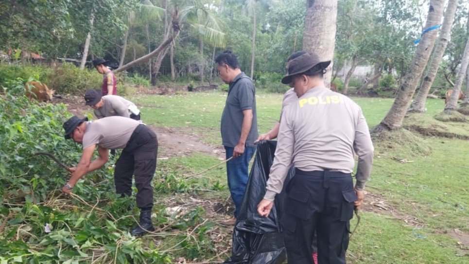 Aksi Nyata, Polsek Batulayar Berbagi dan Bersihkan Dusun Kongok