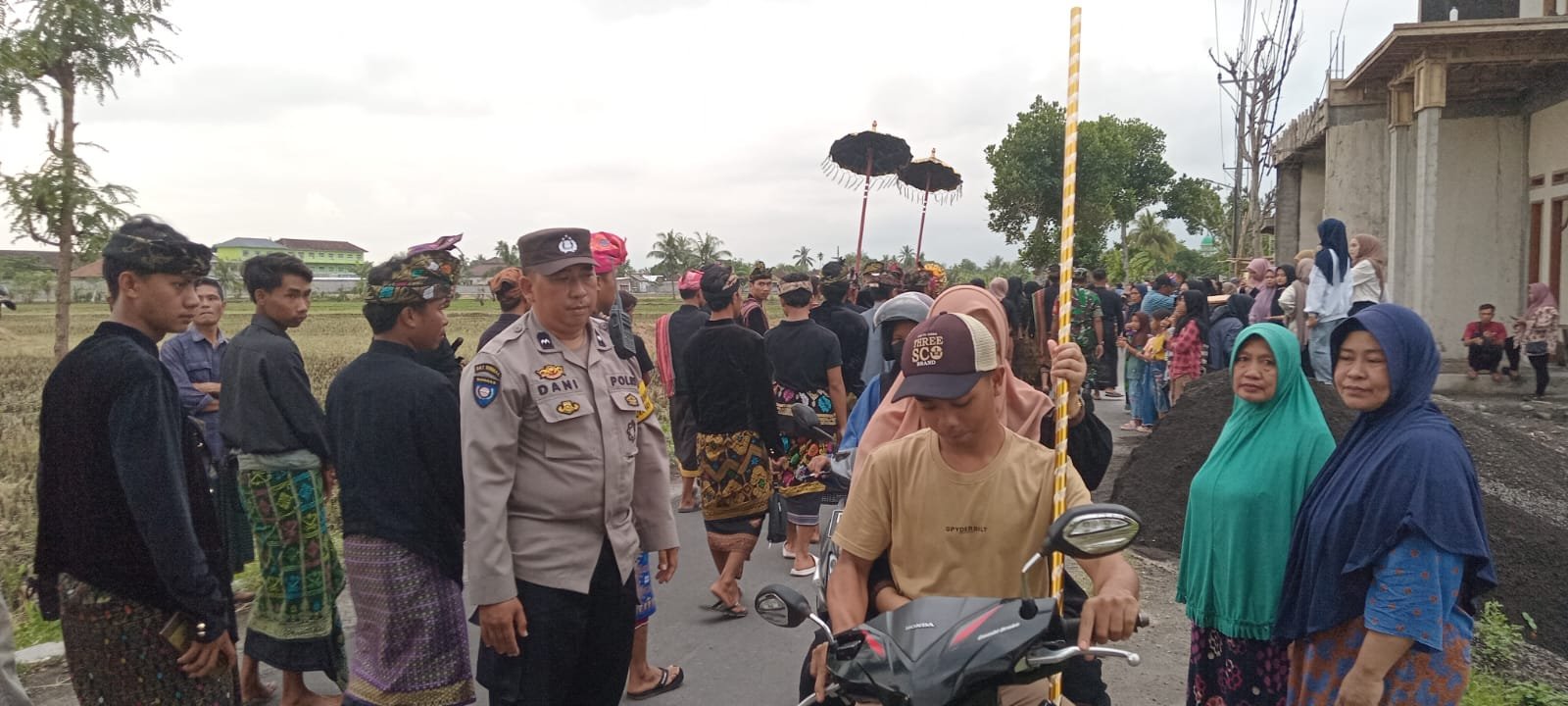 Gendang Beleq Menggema, Polisi Kawal Nyongkolan di Gerung