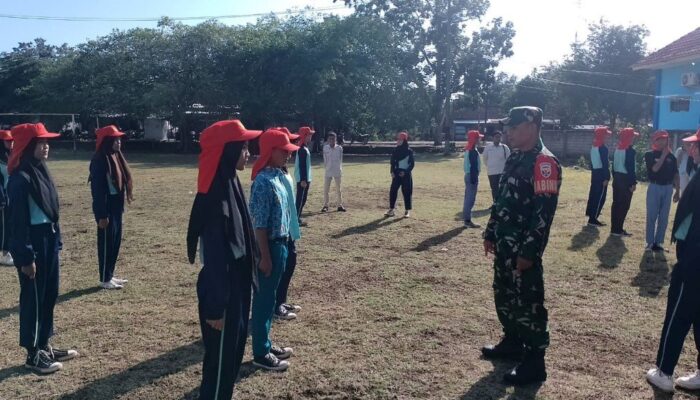 Babinsa Berikan Latihan Intensif Paskibraka SMKN 2 Pelangan Jelang HUT RI ke-79