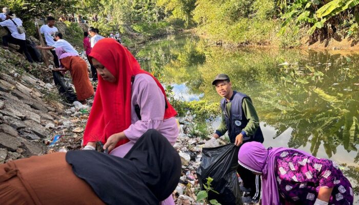 Semangat Merdeka Sampah: Mahasiswa dan Warga Empol Bersatu Jaga Kebersihan Sungai