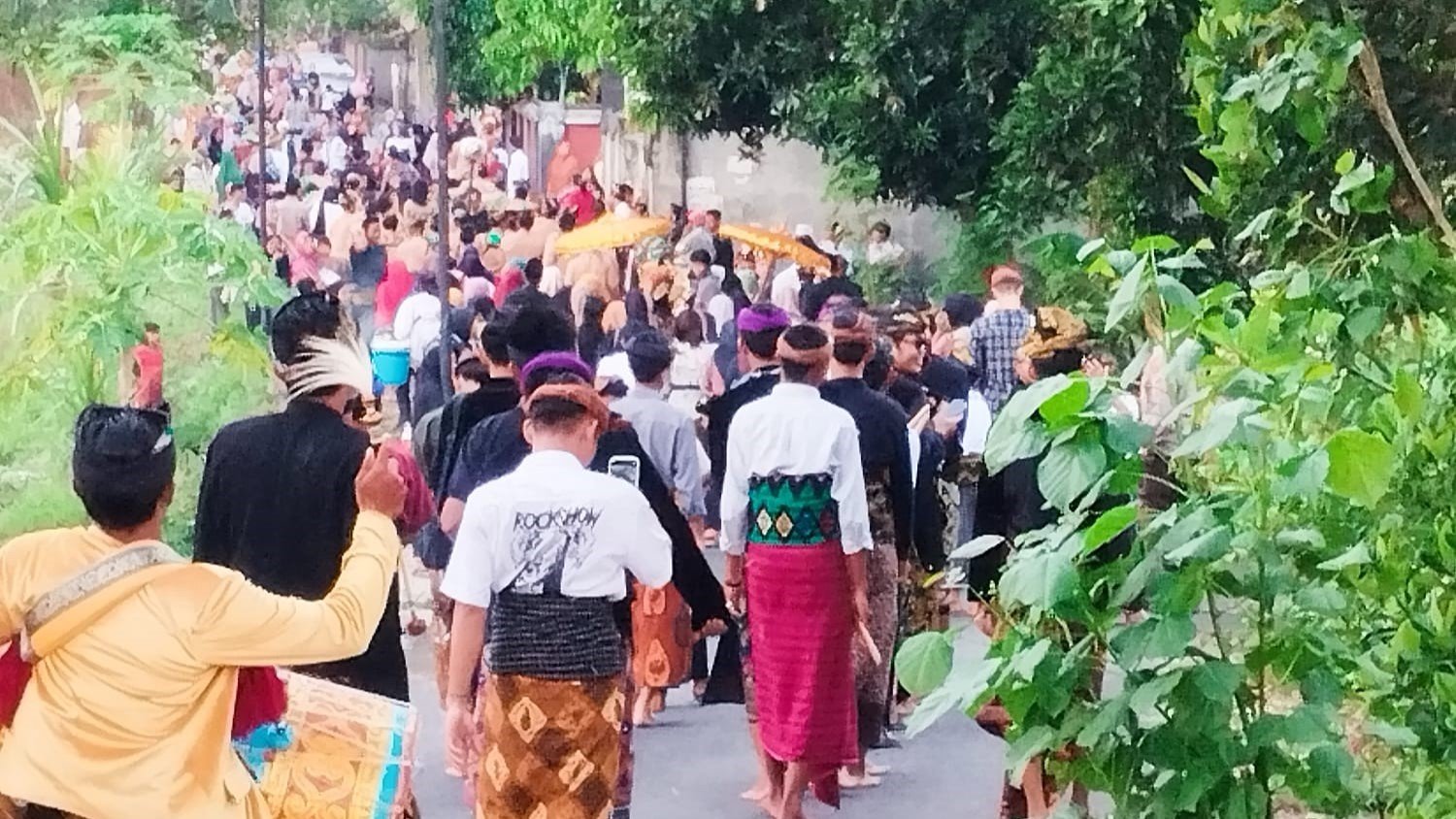 Meriahnya Nyongkolan di Kuripan, Ratusan Warga Iringi Pengantin Baru