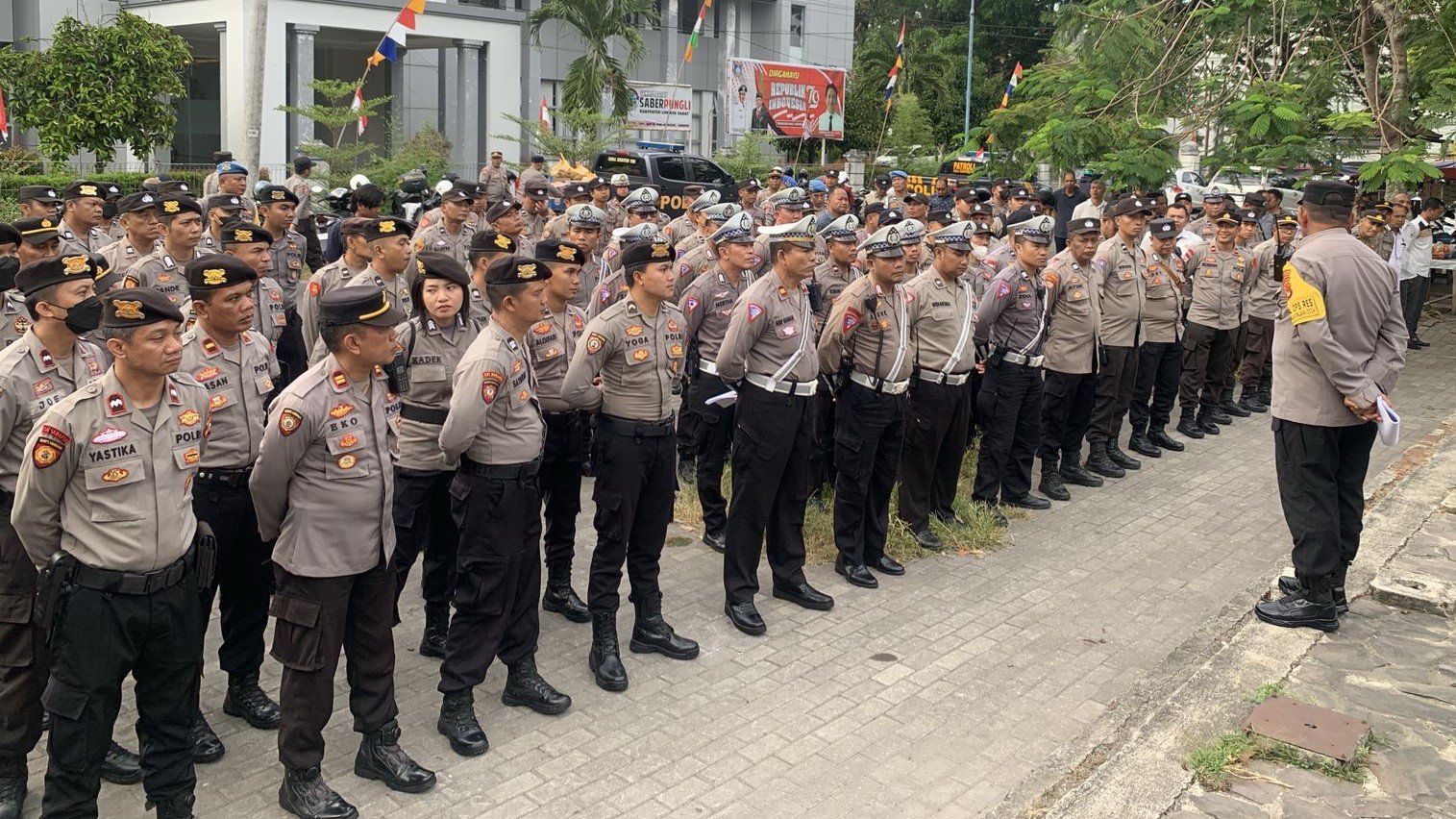 Pengamanan Ketat Polres Lombok Barat Sambut Pendaftaran Calon Bupati