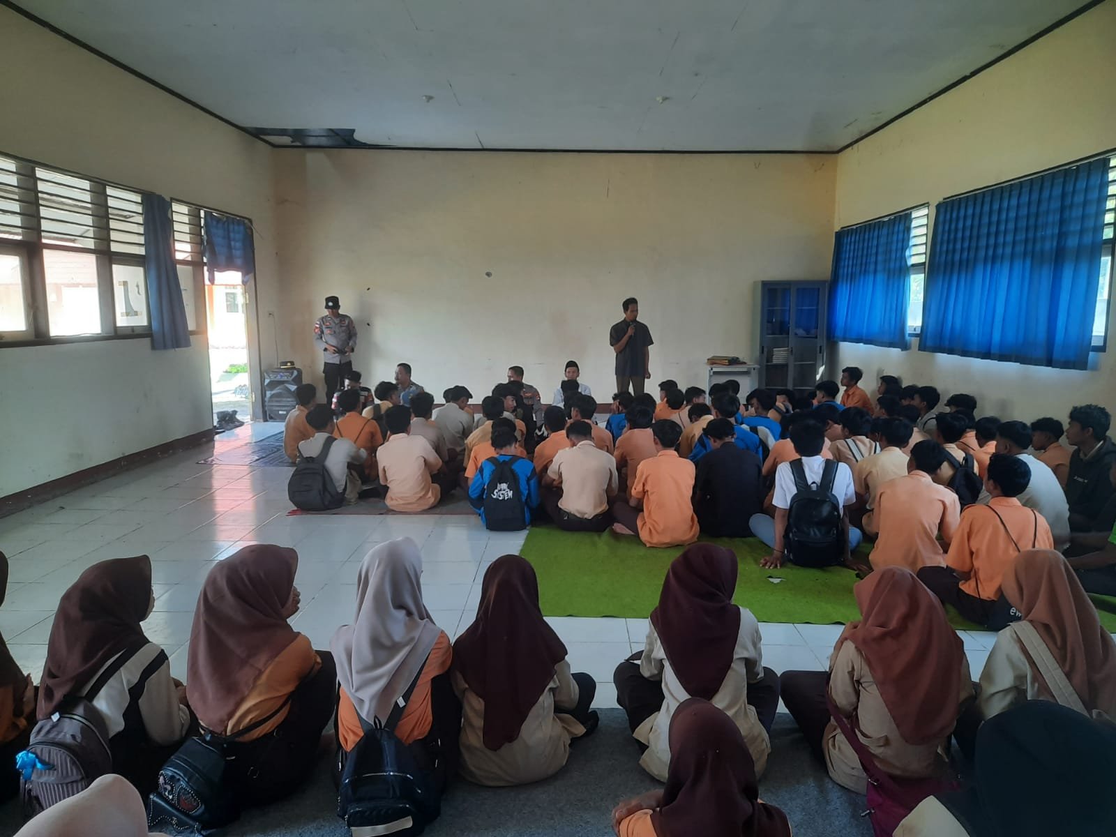 Polisi Goes to School Sosialisasi Tertib Lalu Lintas di SMK N 1 Sekotong