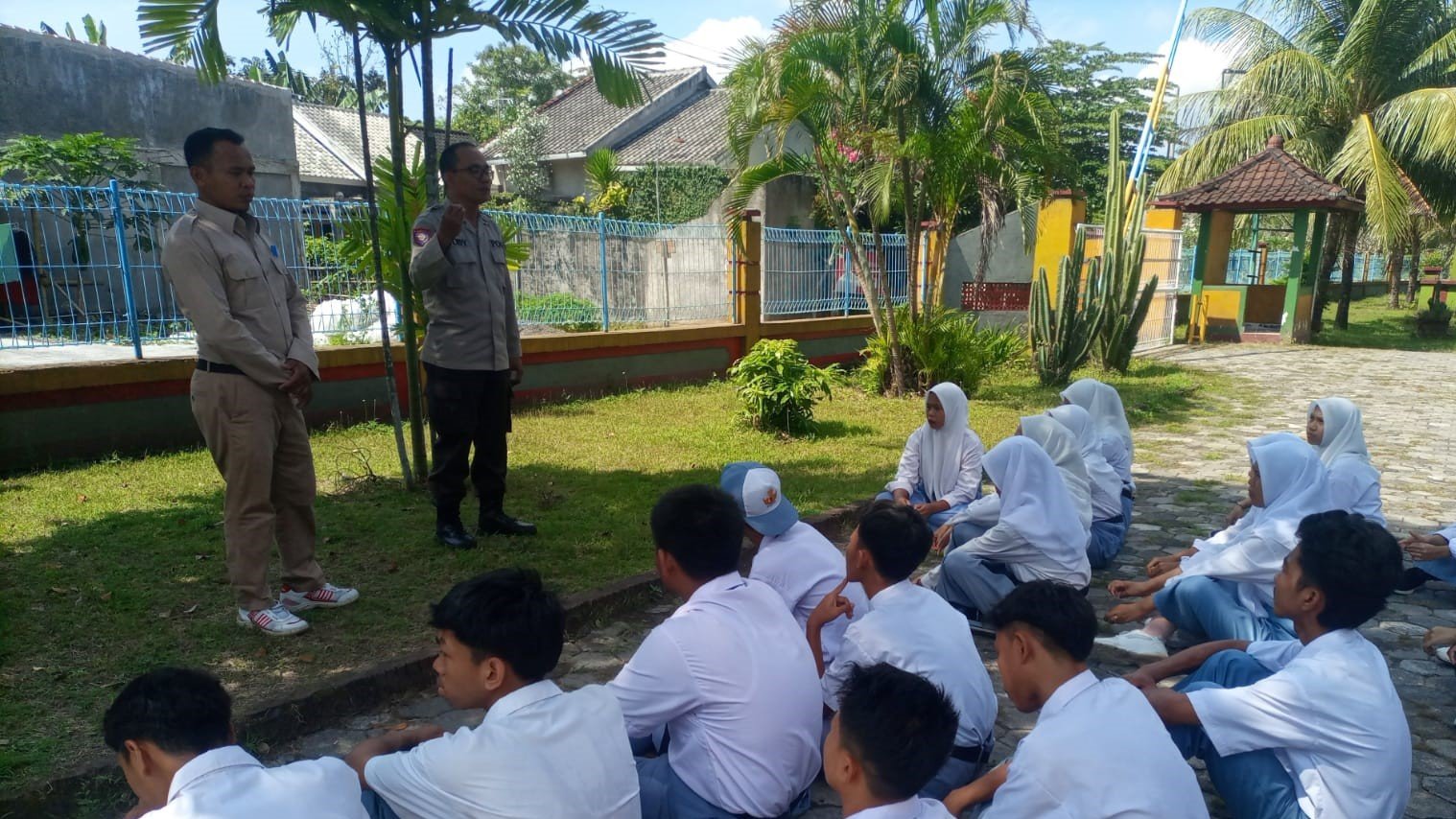 Polisi Lombok Barat Edukasi Siswa Agar Tak Terjebak Hoax Jelang Pilkada