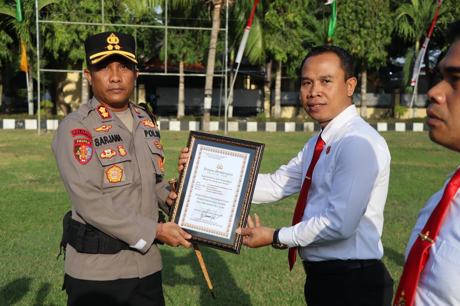 Polres Lombok Barat Beri Penghargaan 34 Personel Berprestasi