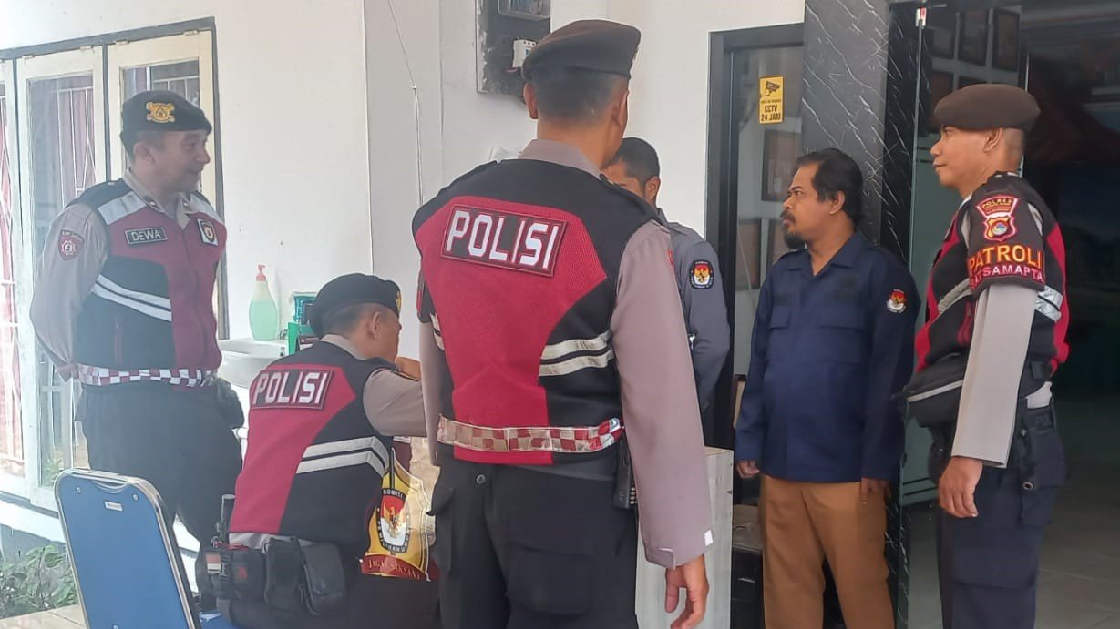 Polres Lombok Barat Patroli KPU, Jaga Keamanan Pemilu 2024