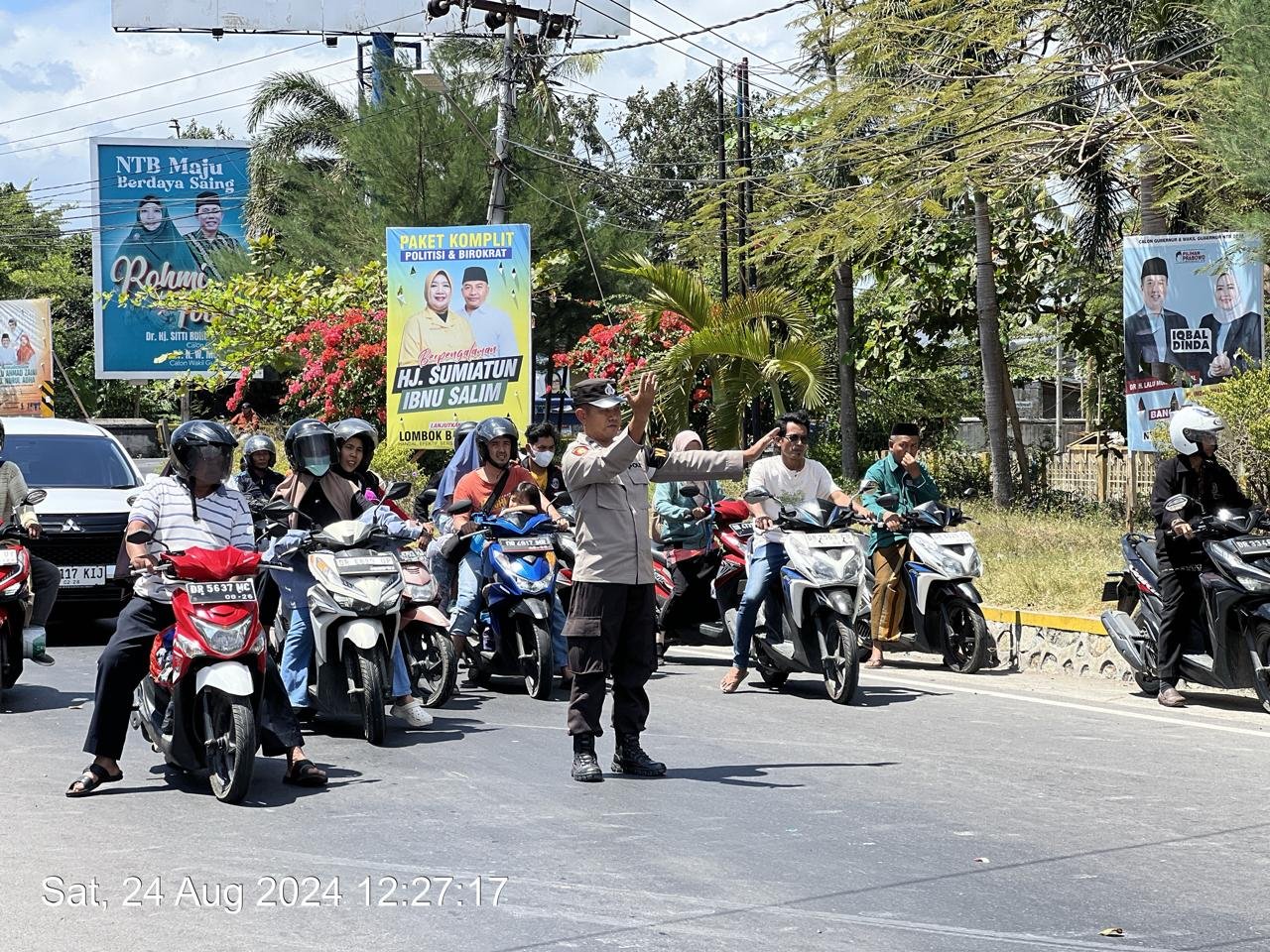 Polsek Kediri Jaga Lalu Lintas di Depan Ponpes, Utamakan Keselamatan Siswa