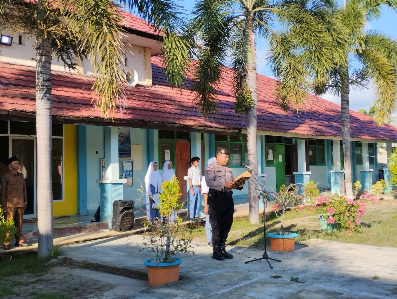 Polsek Sekotong Motivasi Siswa SMK N 1 Sekotong, Bangun Karakter dan Masa Depan Cerah