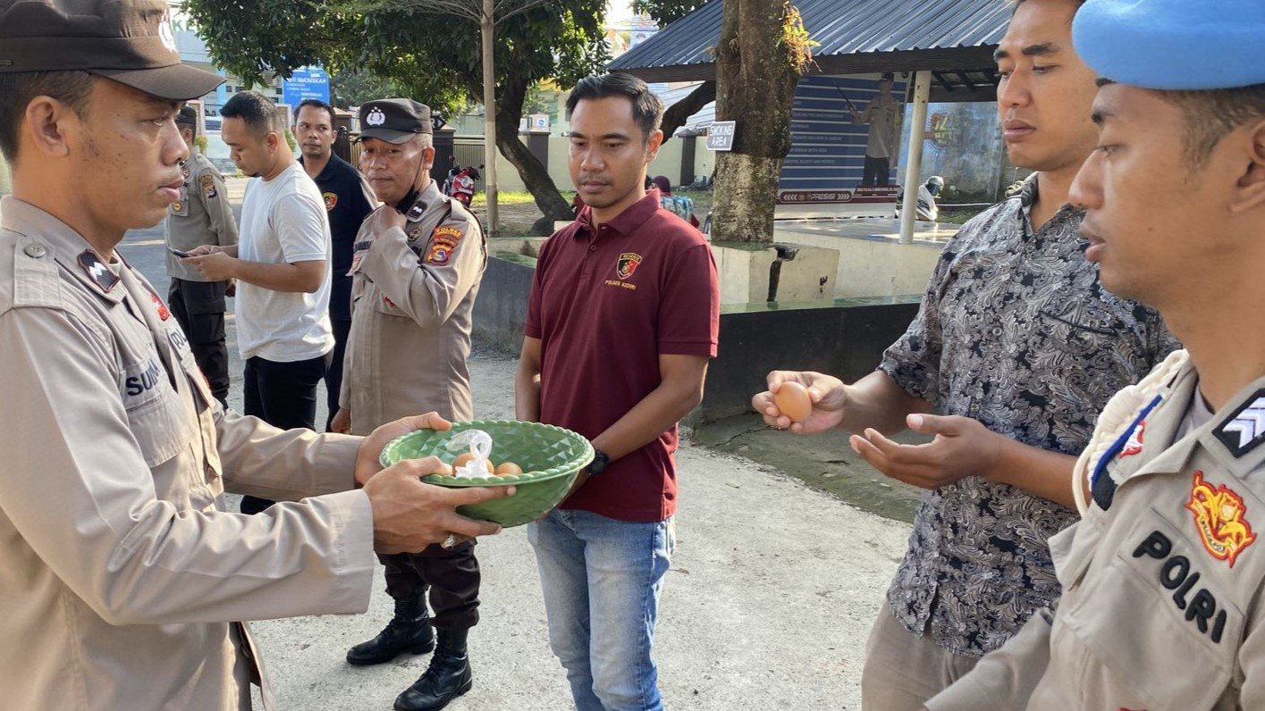 Telur dari Polisi, Senyum untuk Balita Stunting di Kediri