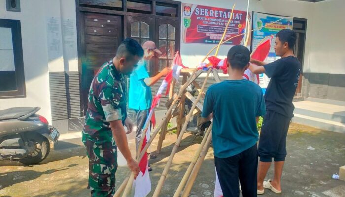 Semangat Kebersamaan: Babinsa, Bhabinkamtibmas, dan Mahasiswa KKN Pasang Bendera HUT RI ke-79