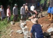 Gotong Royong Buka Akses Jalan Kandang Sapi, Babinsa dan Kades Peteluan Indah: Pererat Hubungan Dengan Warga