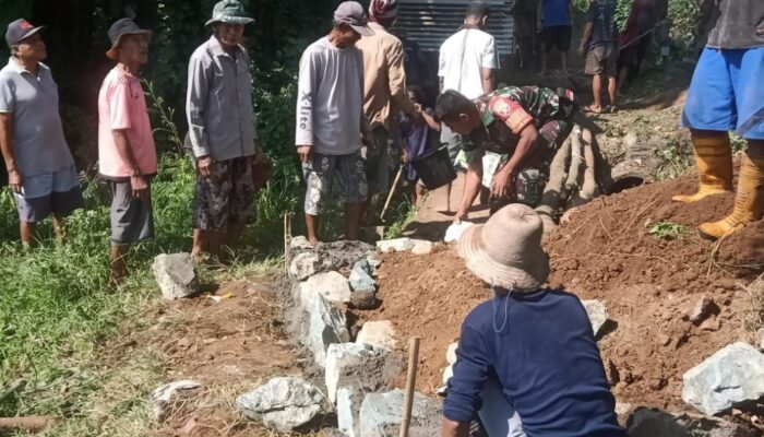 Gotong Royong Buka Akses Jalan Kandang Sapi, Babinsa dan Kades Peteluan Indah: Pererat Hubungan Dengan Warga