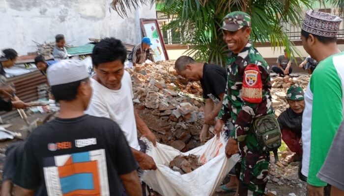 Gotong Royong Babinsa dan Warga Perampuan: Bersama Memperbaiki Masjid Nurussholihin