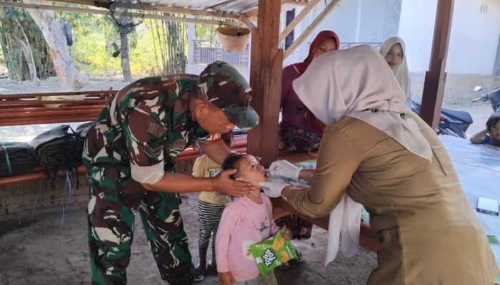 Laksanakan Vaksin Putaran Kedua, Babinsa Labuan Tereng dan Nakes Puskesmas Eyat Mayang: Target 100%