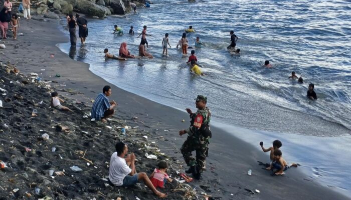 Jaga Kebersihan dan Keselamatan: Babinsa Koramil 1606-09 Serukan Pentingnya Peduli Lingkungan di Pantai Eks. Pelabuhan Ampenan