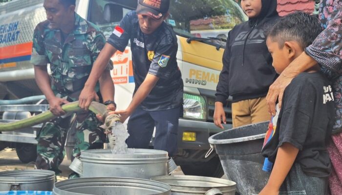 Krisis Air Bersih Melanda Lobar, Koramil dan Damkar Turun Tangan