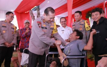 Dukung Pemilu Damai, Kapolda NTB Beri Bantuan Sosial di Desa Batu Putih