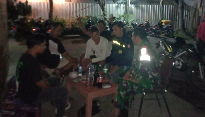 Sinergi TNI-Polri Jaga Keamanan Batulayar Barat Melalui Sambang Malam