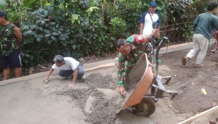 Gotong Royong di Selelos: Warga Bersatu Bangun Jalan Usaha Tani Bersama TNI