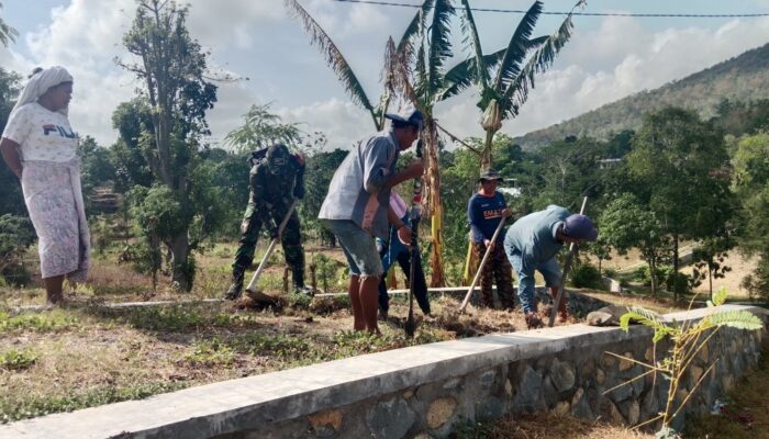 TNI dan Warga Kuripan Bangun Jalan Penghubung Antar Dusun