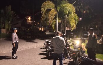 Menjaga Keamanan Patroli Polsek Batulayar di Jalan Raya Senggigi