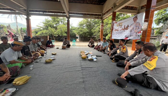 Polres Lombok Barat Dengarkan Aspirasi Warga di Jumat Curhat Desa Tempos