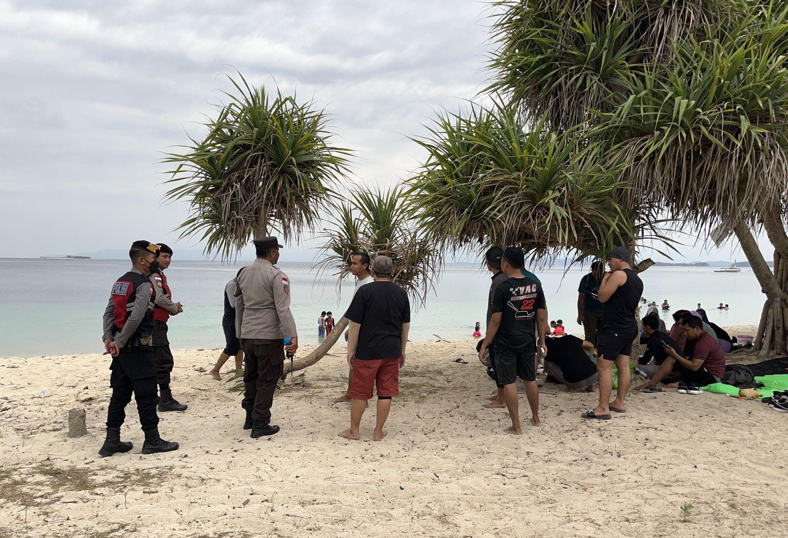 Polsek Sekotong Gelar Patroli Rutin di Pantai Elak-Elak untuk Keamanan Wisatawan