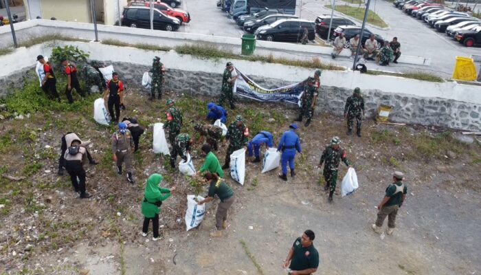 Aksi Nyata TNI di HUT ke-79: Pembersihan Pantai Loang Baloq untuk Pelestarian Lingkungan