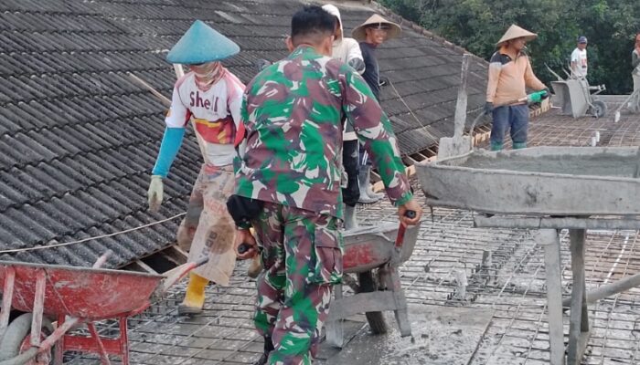 Gotong Royong di Masjid Al Abudiyatillah Suranadi, Babinsa dan Warga Bersinergi