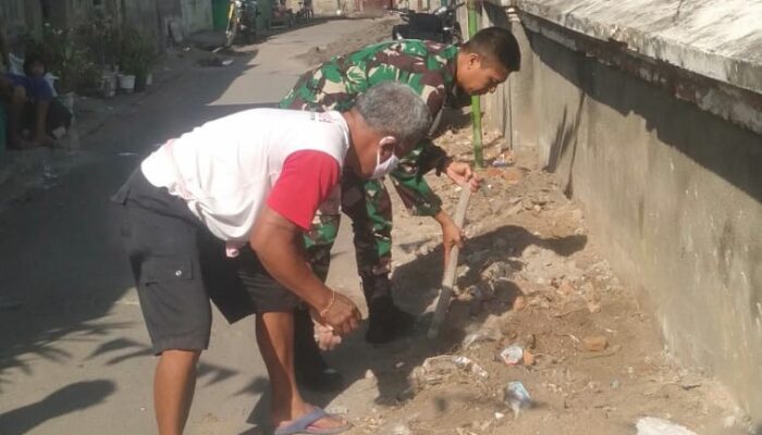 Gotong Royong Babinsa dan Warga Dayen Peken: Bersatu Jaga Kebersihan Lingkungan