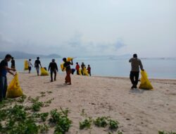 Bersih-Bersih Pantai Pengantap, Peringatan Hari Pahlawan yang Penuh Semangat Gotong Royong